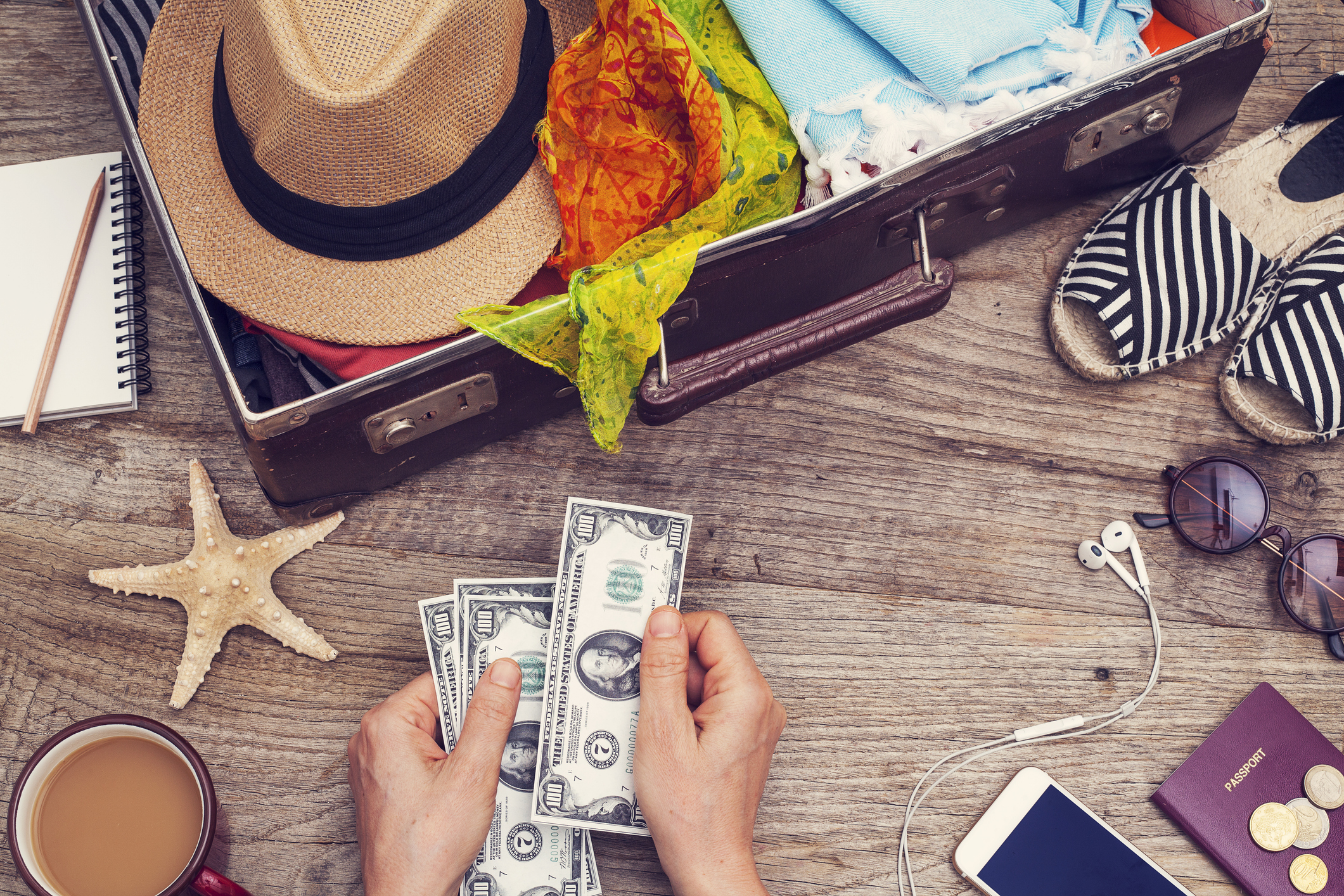 These 8 simple solutions to save money when you go on a trip